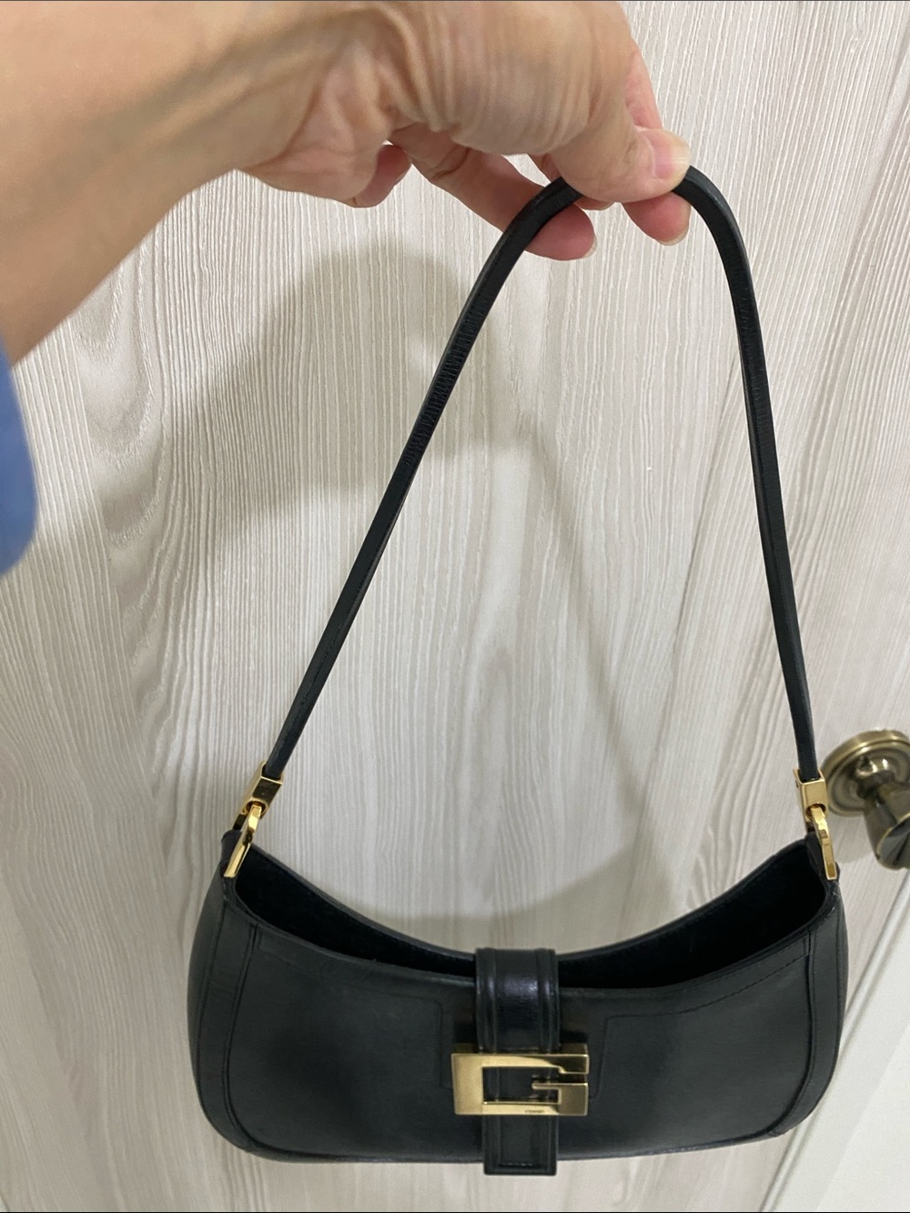 Gucci Black Leather Shoulder Bag with Gold G Buckle - Picture 7 of 15